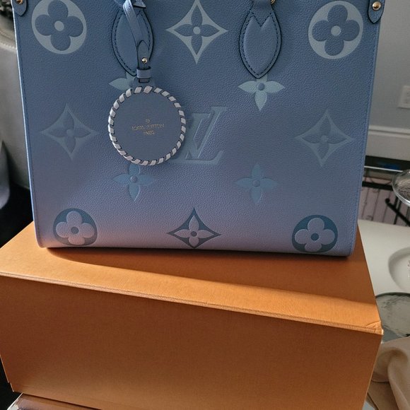 Louis Vuitton OnTheGo MM - Picture 2 of 4